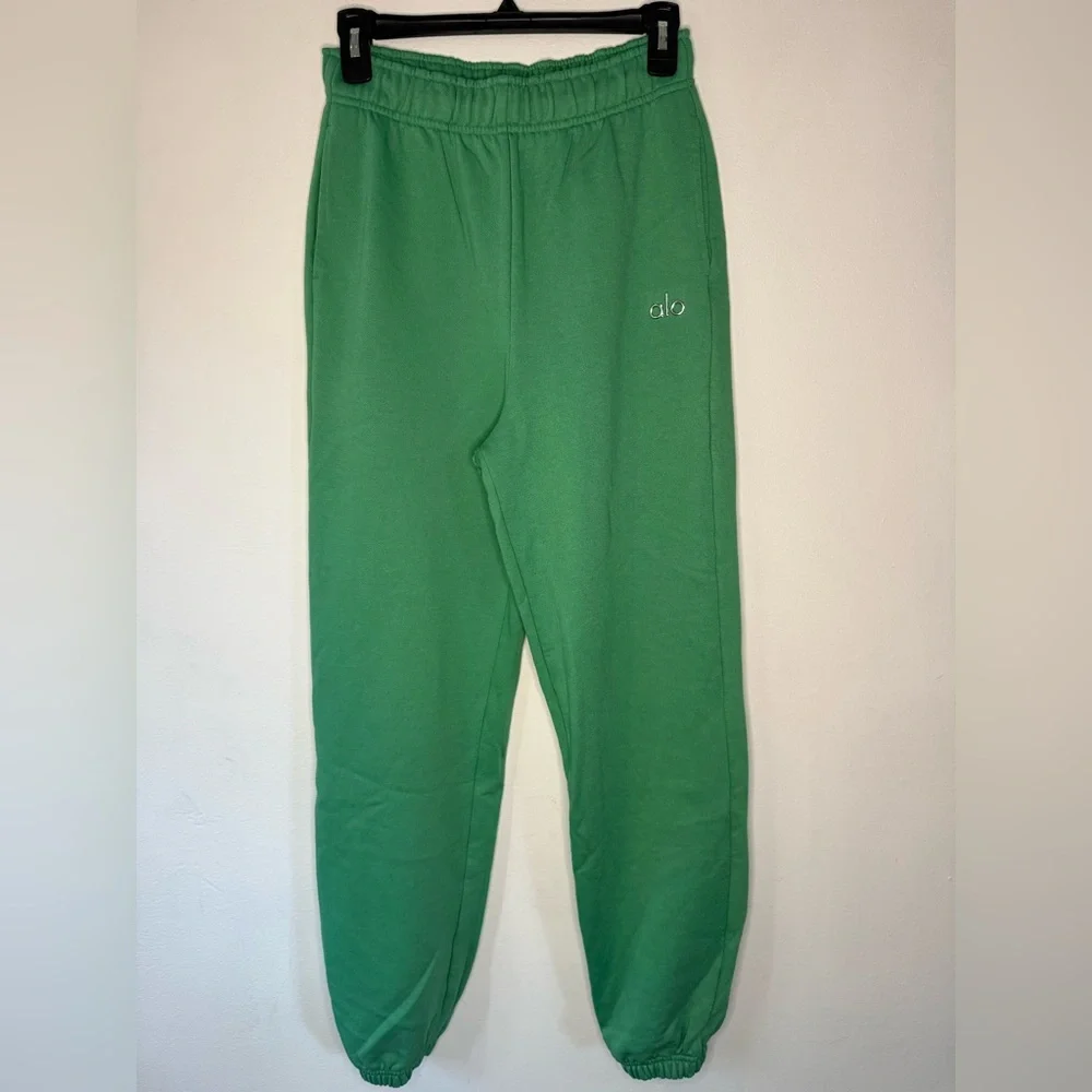 ALO Yoga Unisex Accolade Sweatpants in Lettuce - Picture 1 of 5